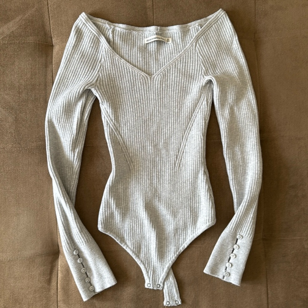 Abercrombie and Fitch - grey ribbed long sleeve bodysuit with clasps